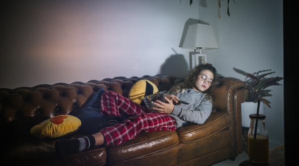 de ce sa nu dormi cu televizorul aprins