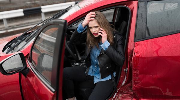 femeie jefuita de doi barbati dupa inscenarea unui accident in trafic unul incheia amiabila altul se ocupa de geanta din masina