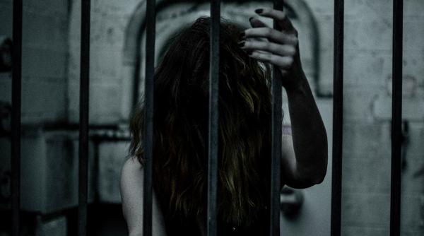 o tanara a evadat dupa ce a fost tinuta in temnita 14 ani a fost ademenita cu un suc intr o gara din rusia