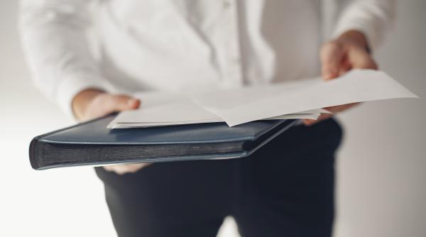 primarul din urziceni a fost dat afara din pnl dupa ce o femeie a nascut pe asfalt functia de primar nu este afectata