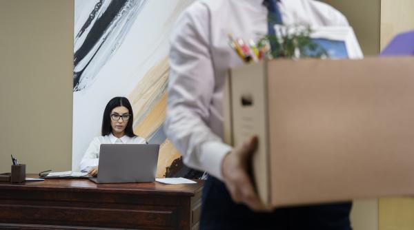 romanii nemultumiti de locul de munca majoritatea pe picior de plecare cele mai vulnerabile domenii