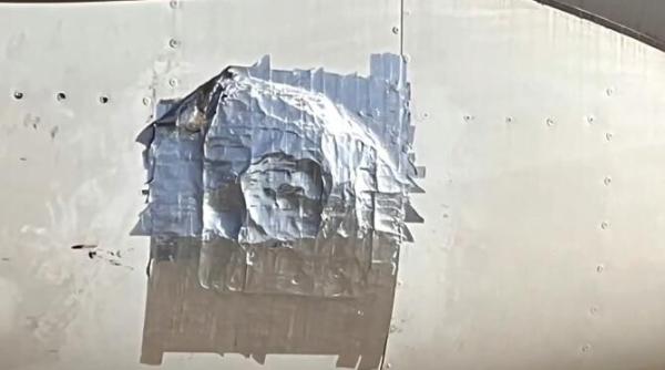 un avion peticit cu banda adeziva a zburat de la cagliari la roma compania spune ca a respectat standardele de siguranta video viral