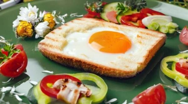 oua fragede prajite in paine cel mic simplu si mai satios mic dejun