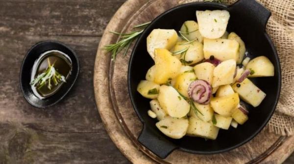 salata din cartofi fierti cu nuci si ceapa rosie este satioasa si are un gust neobisnuit
