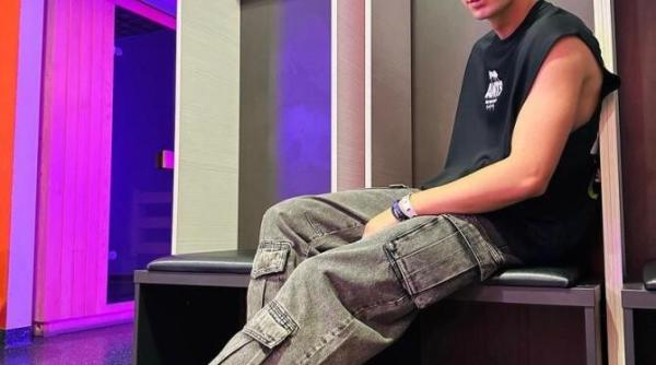 cat au costat hainele lui yny sebi purtate la untold 2023 video