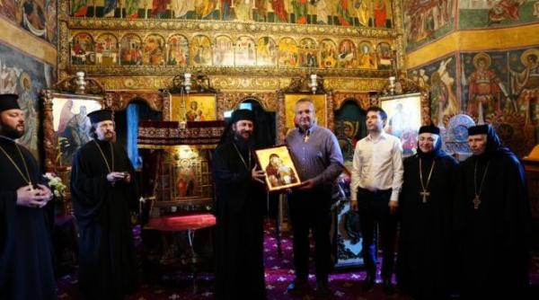 nicolae ciuca decorat la voronet cu ordinul eparhial crucea bucovinei in altarul manastirii ctitorite de stefan cel mare