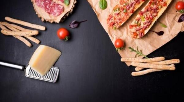 pizza pe felii de paine cu rosii si branza reteta potrivita pentru gospodinele grabite