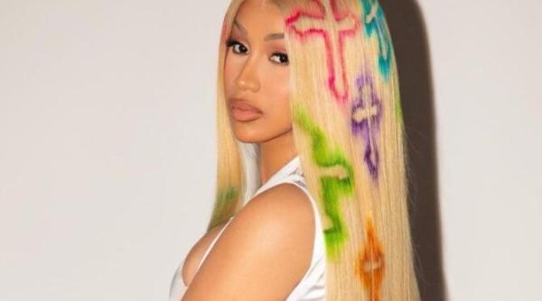 rapperita cardi b scapa dupa ce a aruncat cu microfonul intr un fan arma alba scoasa la licitatie