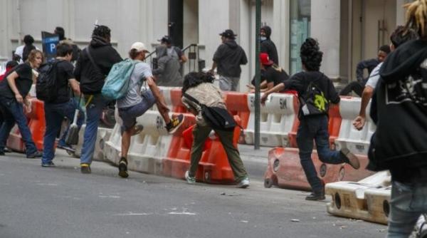 s au calcat in picioare si s au batut cu politia pentru consolele ps5 oferite gratuit de un youtuber