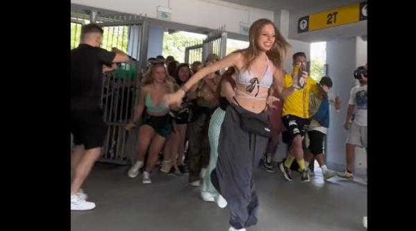 sa nu mai radem de oamenii care se calca in picioare sa prinda reduceri la supermarket tinerii au rupt portile la untold video viral