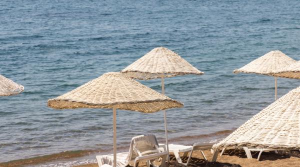 sezlongurile au acaparat si plajele din grecia cetateni s au revoltat si au pornit miscarea prosoapelor