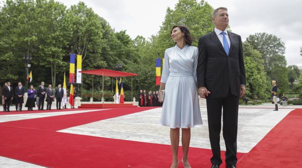 carmen iohannis alaturi de presedinte la munte foto in articol