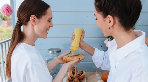 cat au costat un hotdog si o clatita la untold video