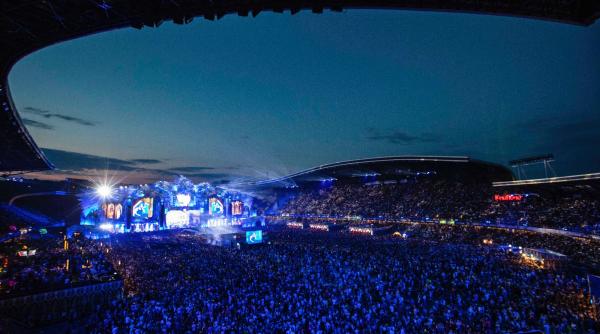 ce spune legea despre faptul ca niste minori au fost expusi in public la untold la versurile obscene ale lui gheboasa