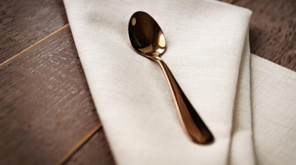 cum cureti petele de mancare de pe fata de masa foloseste lingura