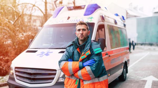 fetita de doar 2 ani decedata dupa ce a fost prinsa sub roata unei masini soferul nu a vazut o si a trecut peste ea