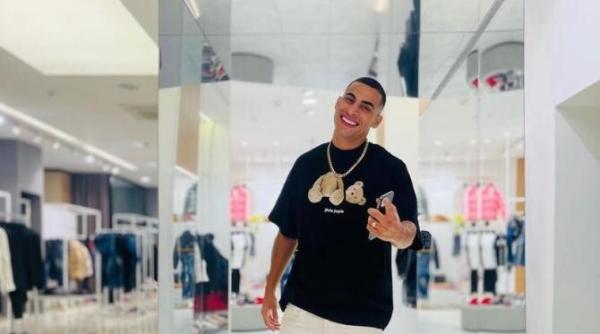 pustii de la untold mi a spus mami sa i arat ce ascultam cand era pe scena gheboasa ce trimiteau de fapt video tare