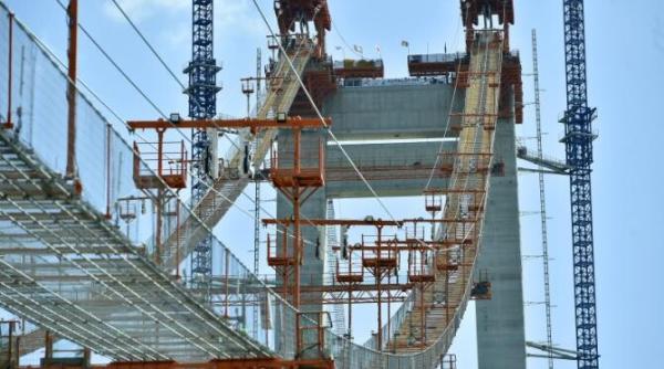 primaria capitalei a reluat lucrarile de reabilitare si consolidare a podului grant dupa 3 ani de pauza