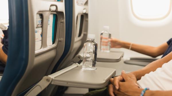 de ce se ridica masutele din avion la decolare si aterizare