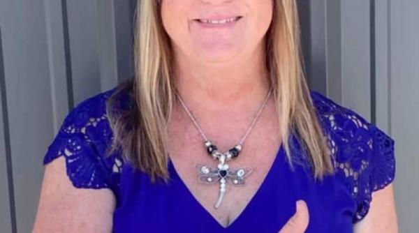 o femeie a fost ranita dupa ce un soim a scapat un sarpe pe ea unde s a intamplat scena de groaza