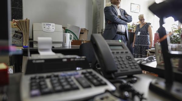 bolos in turneu la institutiile statului s a inchinat in timpul vizitei la trezorerie doamne fereste