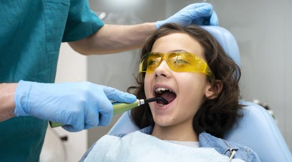 o fetita de 8 ani a murit dupa ce stomatologul i a scos o masea s a inecat cu propriul sange