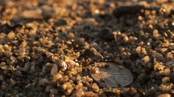 un baiat de 9 ani a descoperit o moneda romana veche de 1 800 de ani in timp ce se juca