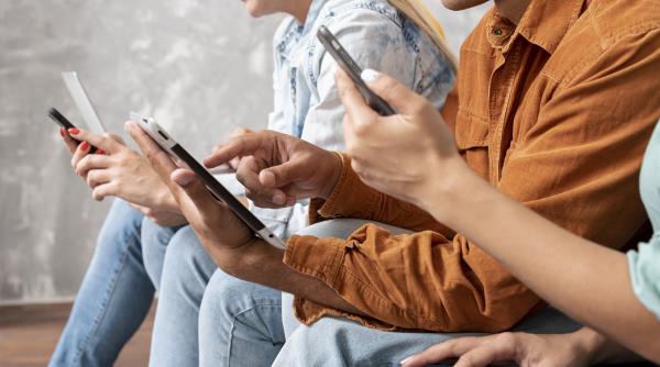 un fost angajat google spune ce capcane ascund retelele de socializare si cand se instaleaza dependenta de ecran