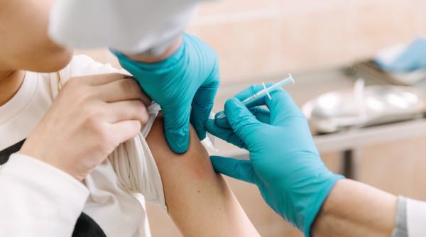 campanie impotriva vaccinarii in romania alexandru rafila ministrul sanatatii denunta iresponsabilitate