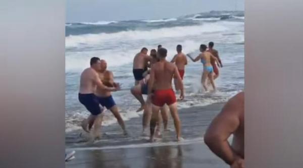 o noua bataie pe plaja de data asta intre salvamari si turisti barbatii si au impartit pumni si picioare dupa ce nu au fost lasati sa intre in apa video