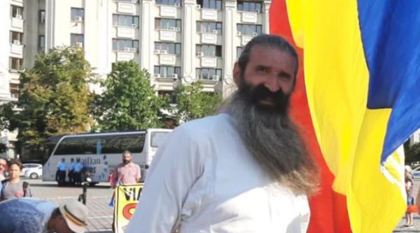 cezar avramuta a coborat dupa mai multe ore de pe cladirea ministerului sanatatii primul mesaj al stegarului dac