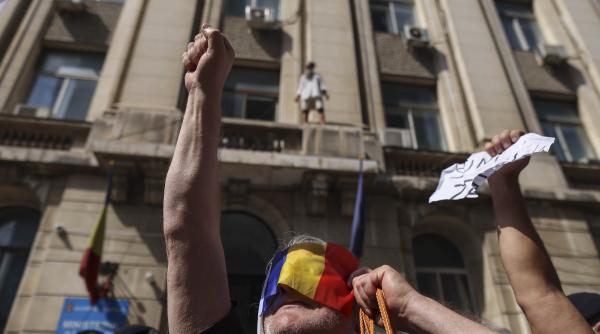 cum promoveaza aur protestele impotriva vaccinarii obligatorii un subiect care nu exista avramuta escaladeaza cladiri sustinut de manifestantii lui simion