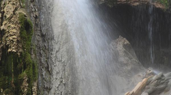 s a prabusit o bucata din cascada clocota de la geoagiu bai