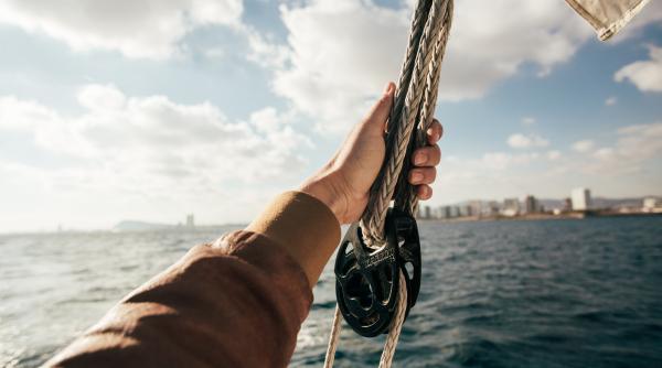 zeci de persoane sunt disparute in urma scufundarii unei nave pline cu migranti in oceanul atlantic