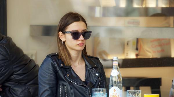 adrian papahagi reguli de politete cand o femeie intra intr o incapere barbatii se ridica in picioare