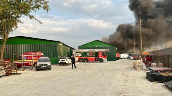 incendiu produs la un depozit in localitatea glina soseaua libertatii foto