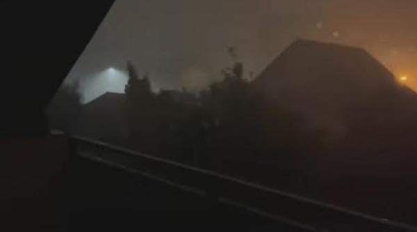 sudul germaniei lovit de furtuni 40 de copaci doborati pe o sosea peste masini video