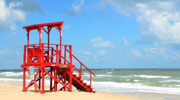 jurnalistul vitalie cojocari discutie cu un salvamar pe plaja din mallorca ce se intampla cu turistii care nu respecta steagul rosu