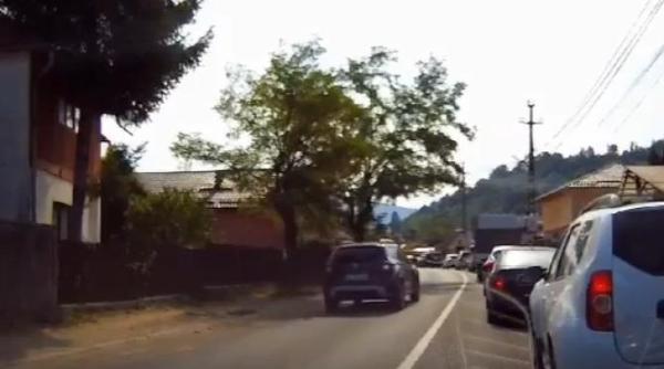 sofer surprins de o camera de bord in timp ce depaseste o coloana de masini pe linie continua politistii care se aflau in zona l au ignorat