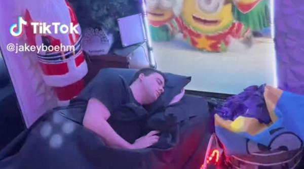 eu fac bani si dormind nu mai e doar manea cum se imbogatesc tinerii filmandu se in somn