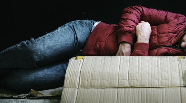 un roman din italia traieste de doi ani sub un pod dupa despartirea de sotia sa toti vorbesc dar nimeni nu ma ajuta