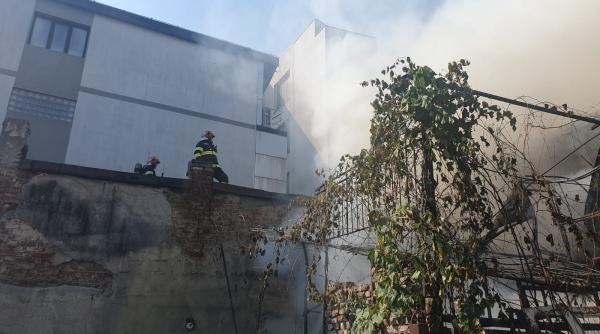 incendiu in bucuresti aproape de piata victoriei degajari mari de fum galerie foto