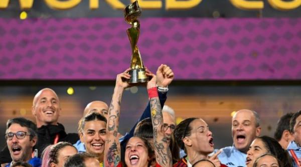 jucatoare a nationalei spaniei sarutata de presedintele federatiei chiar la finalul cupei mondiale oficialul urmeaza sa fie investigat