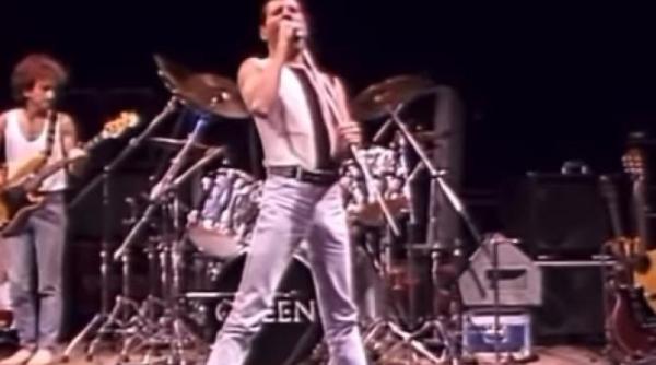 cantecul fat bottomed girls eliminat din colectia de mari hituri ale queen