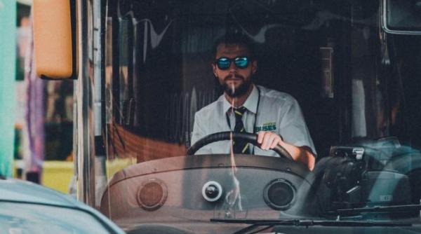 sofer de autocar prins drogat la volan barbatul fumase canabis iar masina era plina cu oameni