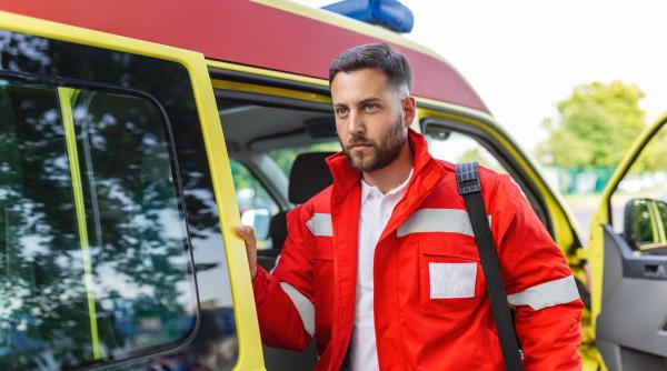 un copil de doi ani a cazut de la etajul 4 la sibiu s a oprit pe sarmele de uscat rufe