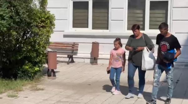 mama loredanei criminala din saturn si a vizitat fiica la inchisoare mi a cerut saorma i am dus 3 saorme si o pereche de adidasi