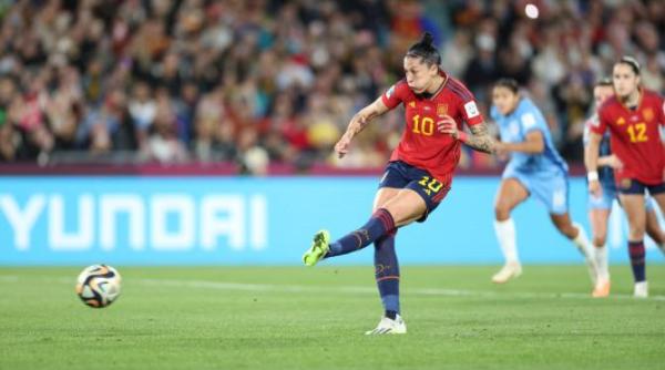 jucatoarea de fotbal sarutata de presedintele federatiei spaniole s a adresat sindicatului se cer masuri exemplare impotriva oficialului