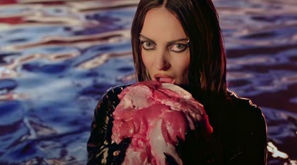 delia a scos cel mai controversat clip din cariera pentru piesa sirena apelor fanii au reactionat film de groaza