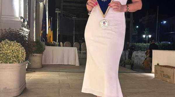 eli laslean designerul preferat al primei doamne a primit titlul de cetatean de onoare al municipiului arad